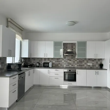 Aura Livadia, Larnaca