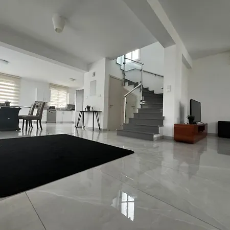 Villa Aura Livadia, Larnaca *